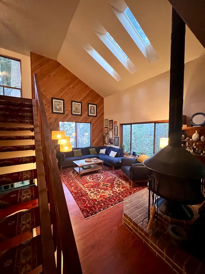 Spacious, Tranquil Treehouse W/ Sauna & Fireplace - Eugene, OR