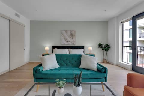Successful Airbnb property: King Bed, Secured Parking, Gym, Pool, Jacuzzi in Hollywood