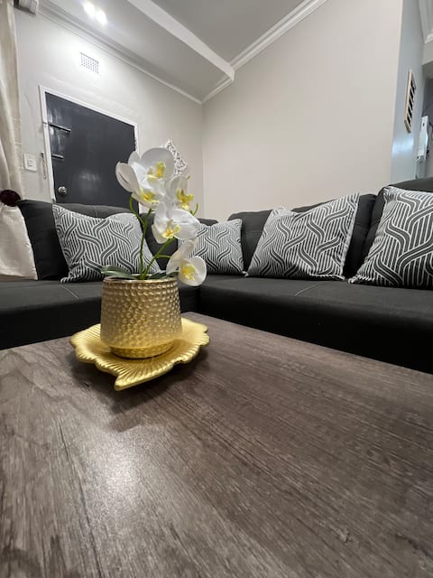 A Treat - Cosy 2Bed home, Spacious and clean