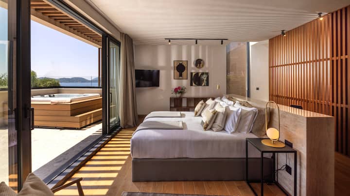 Ponorte sa do manželskej postele s prémiovou posteľnou bielizňou a mäkkými vrstvami pohodlia. Každý detail je navrhnutý pre hlboký odpočinok – minimalistický dizajn, teplé osvetlenie a tichý zvuk vĺn za oknom. Skutočný päťhviezdičkový zážitok zo spánku.