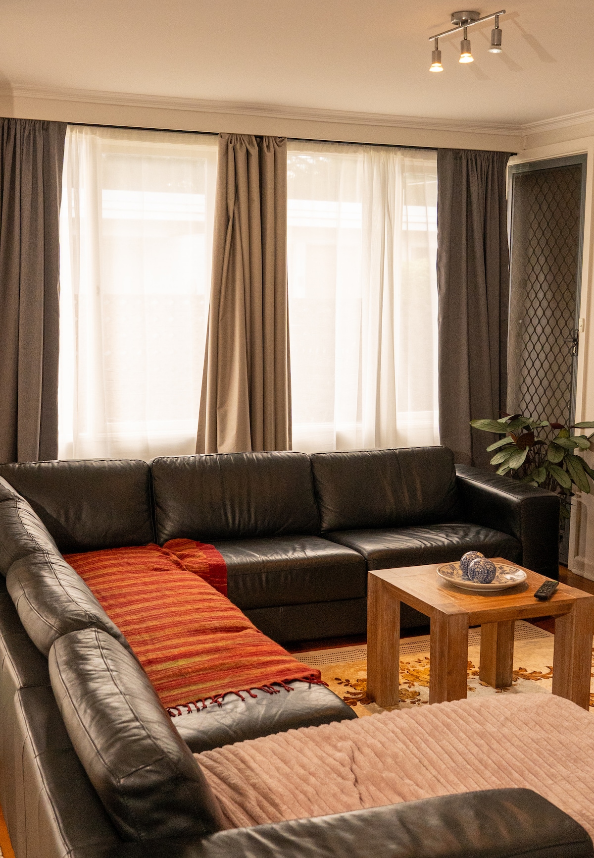 Popular Airbnb listing: Classy and close to everything! in Footscray