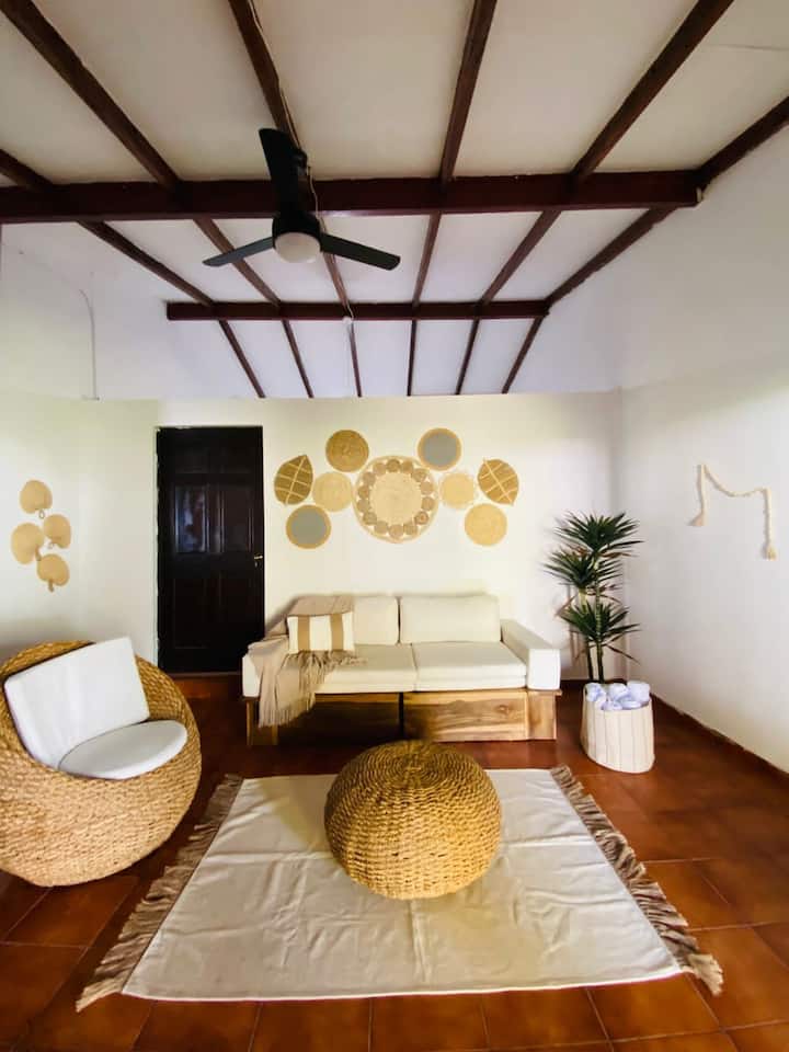 ფართო მისაღები ოთახი გასაშლელი დივნითა და კონდიციონერით 