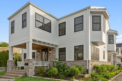 Luxury by the Lake! 100 steps to L. Michigan beach