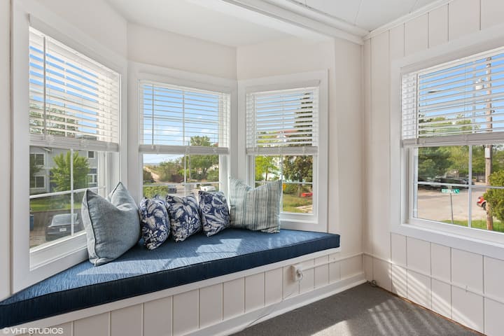 Капучино, ъглова стая с прозорец към залива