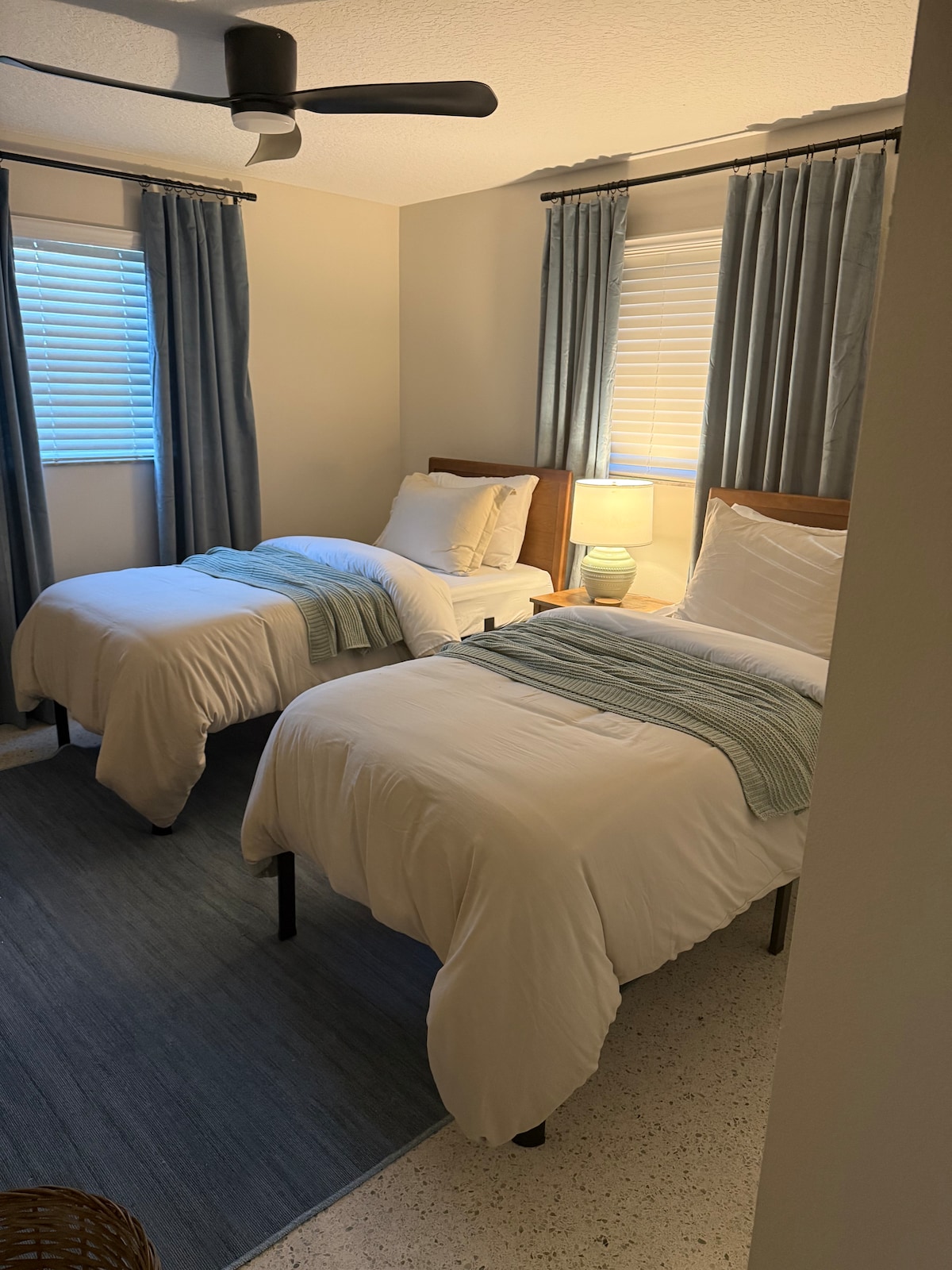 Нашата стая за гости е чудесно място за възрастни или деца. Двете единични легла разполагат с плюшени, луксозни спални комплекти, множество възможности за възглавници и споделят нощно шкафче и лампа. Вентилатор на тавана и смарт телевизор с дистанционни управления, огледало в цял ръст и килер със закачалки за удобство.