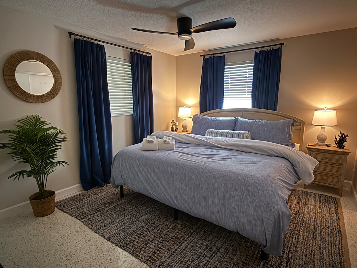 Спете като бебе в удобното ни легло с размер king size с луксозно спално бельо и множество възможности за възглавници. Нощни шкафчета с чекмеджета за съхранение, сензорни лампи с регулируема яркост и USB портове от двете страни на леглото за удобство. Щори и затъмняващи завеси