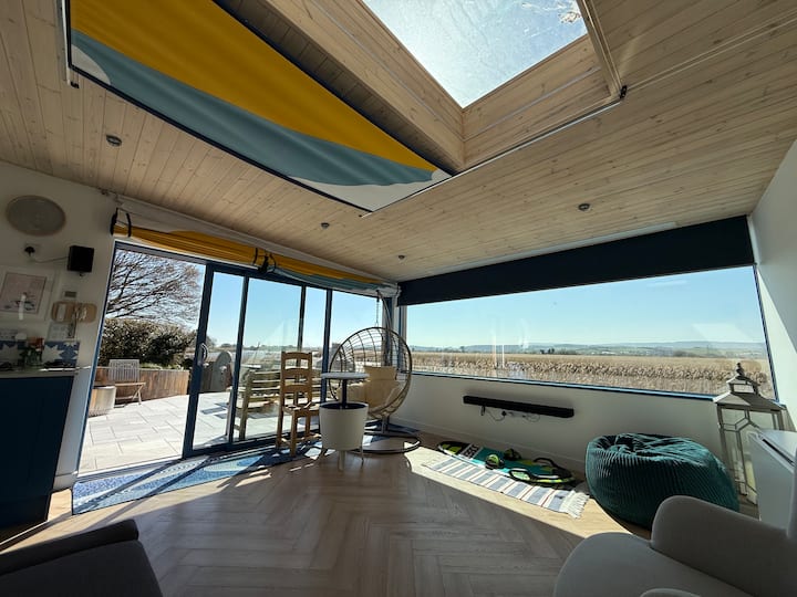 غرفة نوم مزدوجة تستخدم كمكتب حديقة ومساحة ترفيهية.
ستائر كاملة ومرافق تشمل غرفة معاطف ودش خارجي 