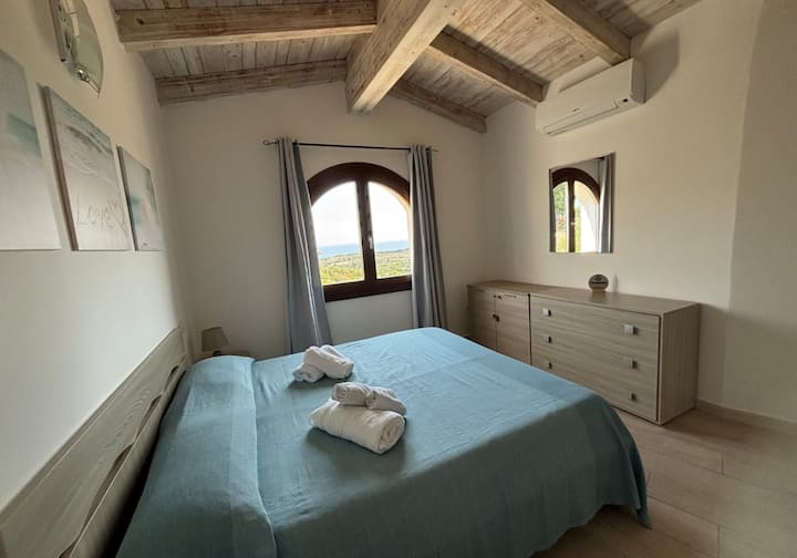 Dhoma e gjumit të mirëpret me një pamje fantastike nga deti me pamje nga lindja, e përkryer për të shijuar lindjen e diellit direkt nga krevati.