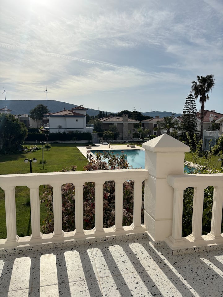 Alaçatı’da Havuzlu Sitede Villa - Çeşme, Türkiye