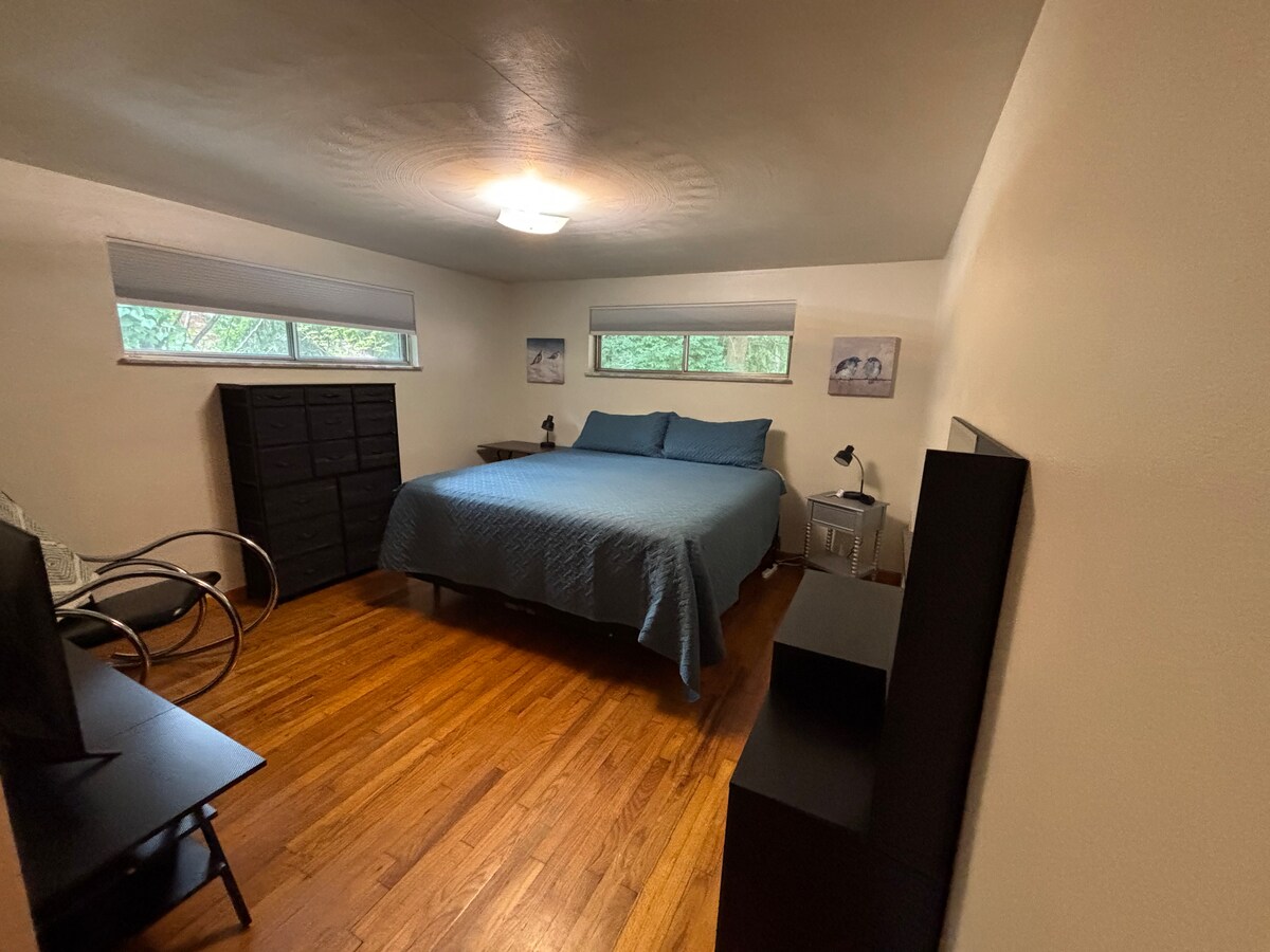 เตียงคิงไซส์พร้อมที่นอนนุ่มสบายสุดๆ ม่านบังแสงสำหรับคนที่นอนดึก โต๊ะเครื่องแป้งสำหรับทำผมและแต่งหน้าสำหรับวันหรือค่ำ และทีวีรุคุ ตู้เสื้อผ้าและตู้ลิ้นชักไม้ซีดาร์มีพื้นที่จัดเก็บมากมายสำหรับแกะกล่องและเก็บสัมภาระของคุณ 