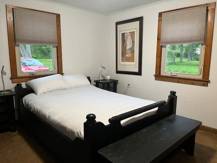 Голяма спалня с двойно легло, място за дрехи и допълнителни одеяла в дрешника. 