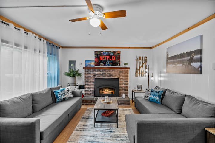 Pocono Cabin With Fireplace, Steps From Lake - Arrowhead Lake, PA