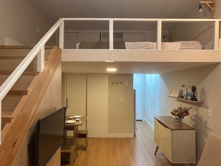 Madrac s bračnim krevetom u loftu
Na međukatnom prostoru ima 90 cm slobodnog prostora