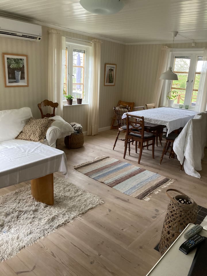Två Hus Vid Mindre Sjö - Boxholm