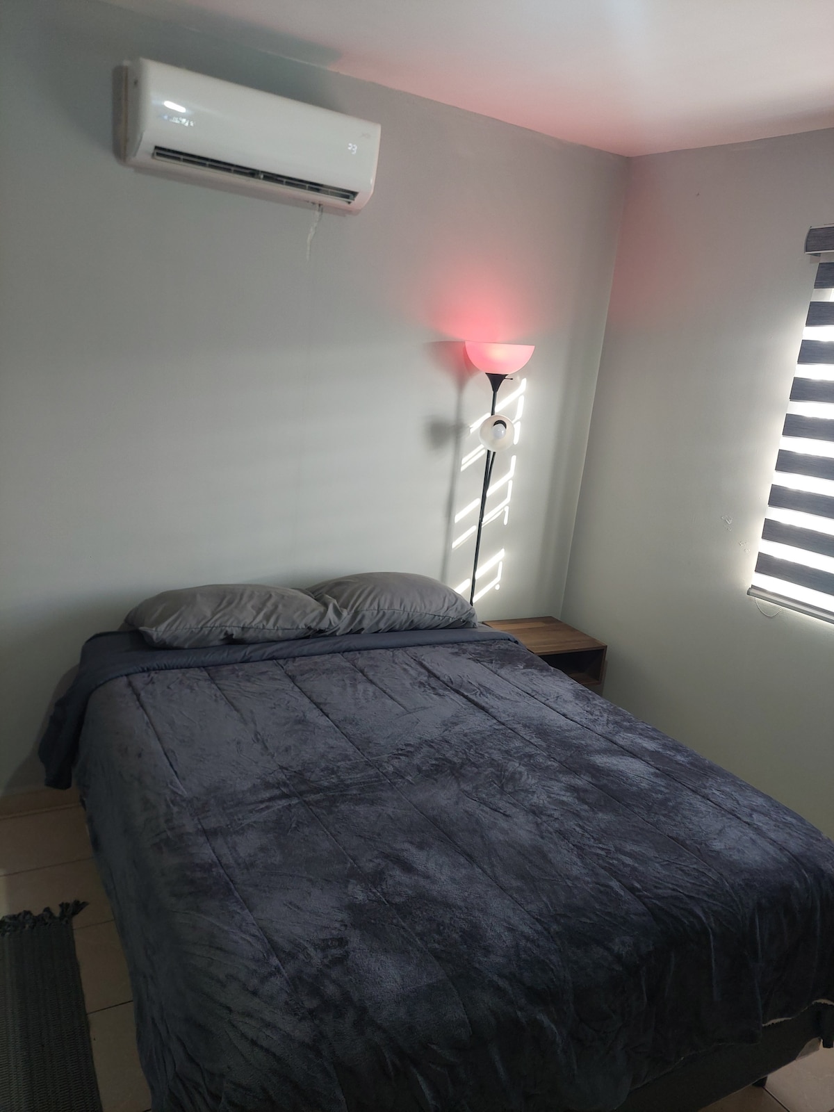 Cama Queen Size con buró,  luz indirecta y luz de lectura. Cortinas sheer y blackout enrollables para mayor privacidad o si quieres dormir de día.