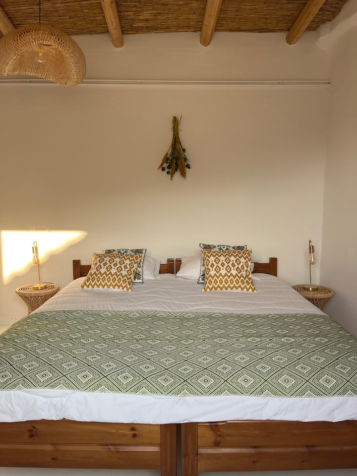 Ceux sont 2 lits de 90cm formant un lit de 180 
Literie de luxe neuve ultra confortable 
Chambre totalement au calme……. Juste le chant des oiseaux 