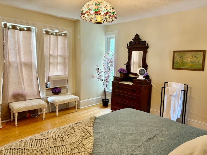 Druga spavaća soba prostrana je i ima veliki bračni krevet i mnogo slobodnog prostora!