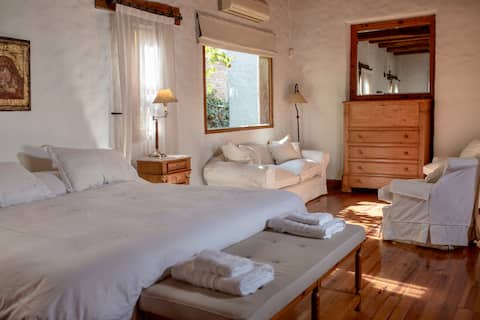 King Bed | Pool | BBQ | 60" Smart TV | Stove