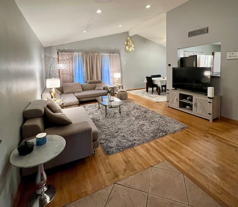 Spacious 4BR By Ohare | Free Parking, Family home