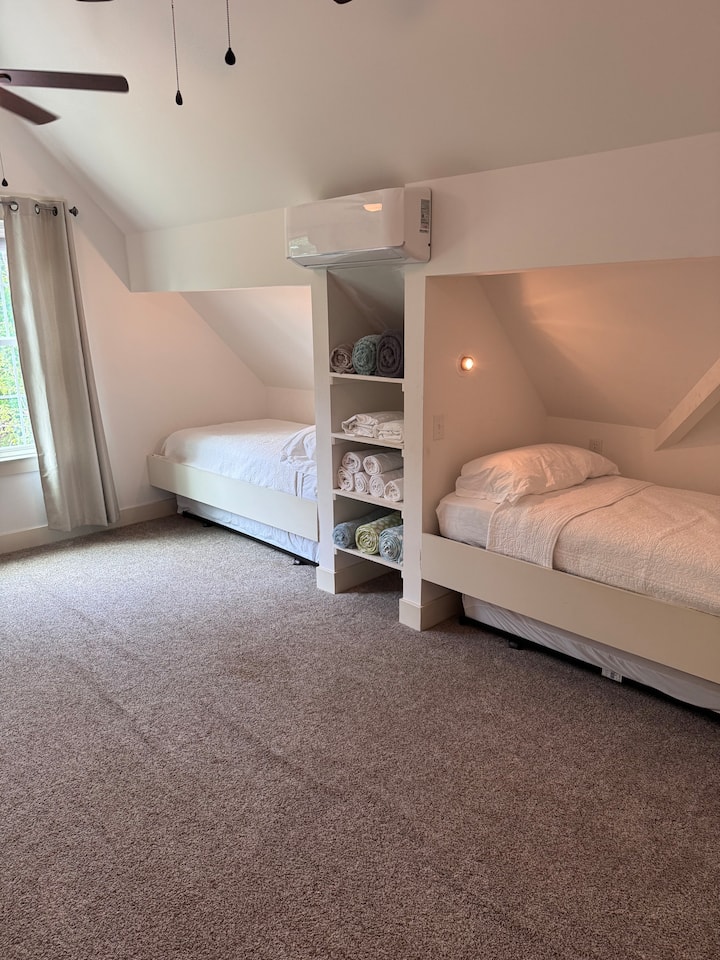 Ამ ოთახს აქვს 4 საძილე კუთხე, რომელთა ქვეშაც თითოეულის ქვეშ არის გამოსაწევი საწოლები, რაც სივრცეს 4 საწოლიდან 8 საწოლამდე უპრობლემოდ გარდაქმნის.
Ამას გარდა, შესასვლელი კარადა და თაროების უამრავი ვარიანტი სტუმრებს საკმარის სათავსოებს სთავაზობს.