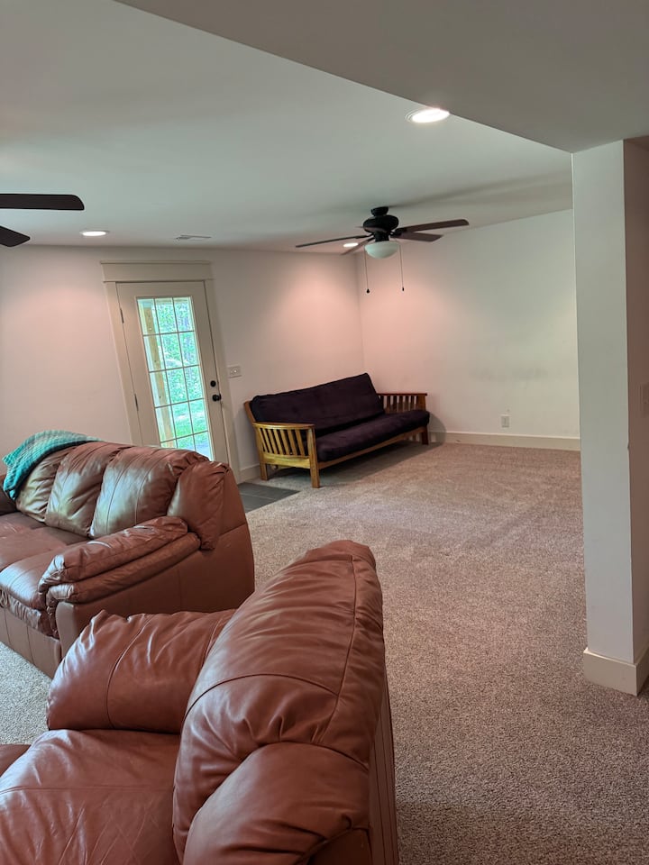 Ამ სარდაფში არის ფოსბოლის მაგიდა, პინგ-პონგის მაგიდა და ტელევიზორი. Აქციეთ ის სახალისო სივრცედ, რომელიც შეიძლება მაღალი ენერგიით გამოირჩეოდეს, ხოლო ზემოთ მოცემული ოთახების ხმაური შეინარჩუნოთ.