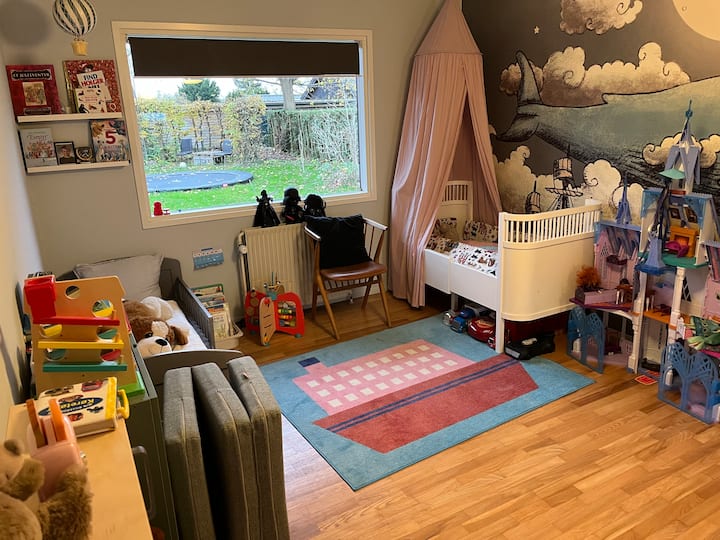 Детска соба со 2 помали кревета или бебешки кревет (може да се прилагоди)