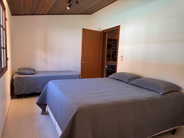 01张标准双人床、01张双人床、冷热两用空调、便携式风扇。