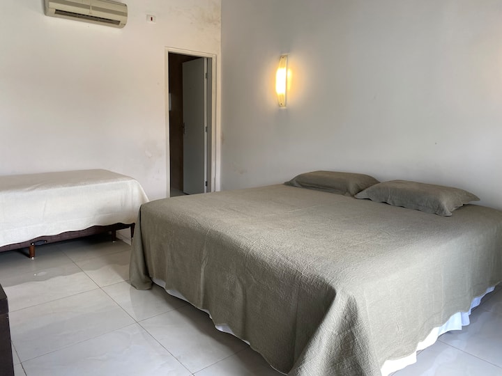 01张特大号床、01张双人床、冷热两用空调。