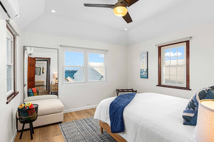 Насладете се на гледката към океана от двойното си легло в основната спалня, създавайки спокойна обстановка за бавни сутрини и спокойни нощи.