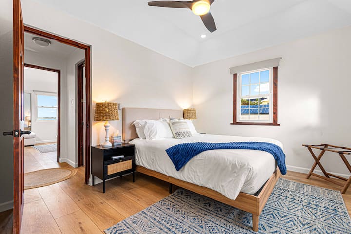 Спалня с дизайн, вдъхновен от крайбрежието, с двойно легло.