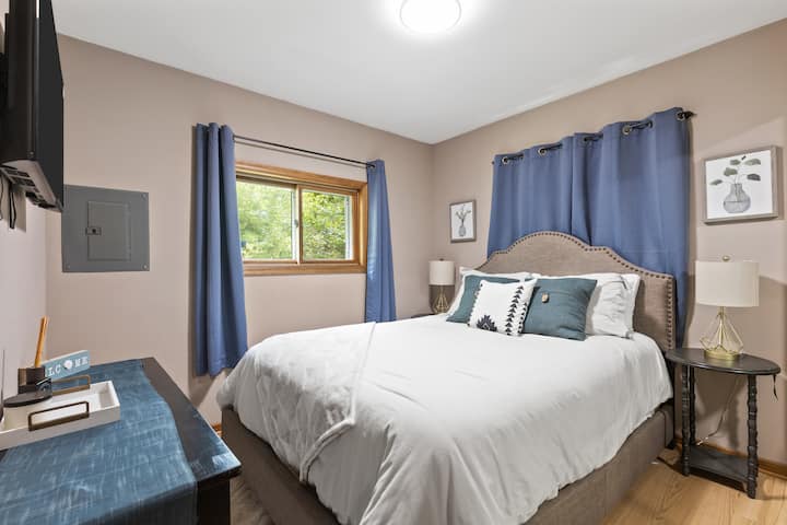 Primárna spálňa:
 • Menšia manželská posteľ + televízor 
 • Útulné a tiché – ideálne na pokojné noci