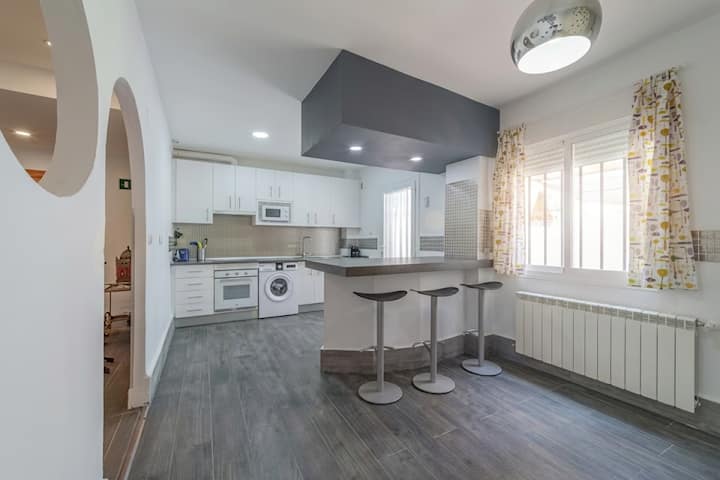 Vista completa de la cocina con barra americana.