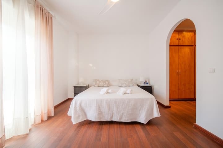Dormitorio con arco de obra y decoración clásica.