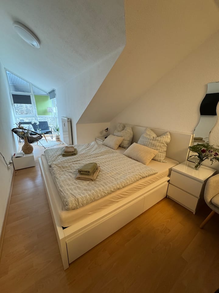La zona de descanso cuenta con una cama de 1,80 m x 2 m. 