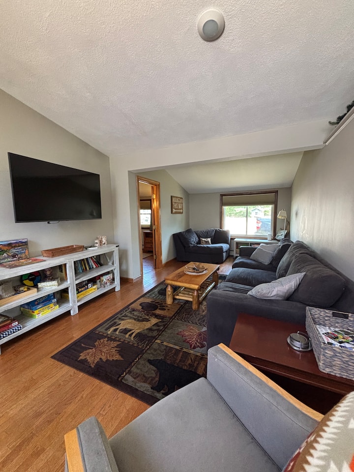 Sugar Shack! Hot Tub, Pool, Walk To Town! - North Conway, NH