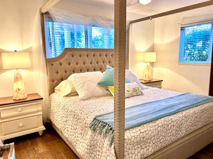 استمتع بغرفة فسيحة مع سرير بحجم كينج وحمام خاص وأجواء مريحة ودافئة. مثالية للراحة بعد يوم من المغامرات.