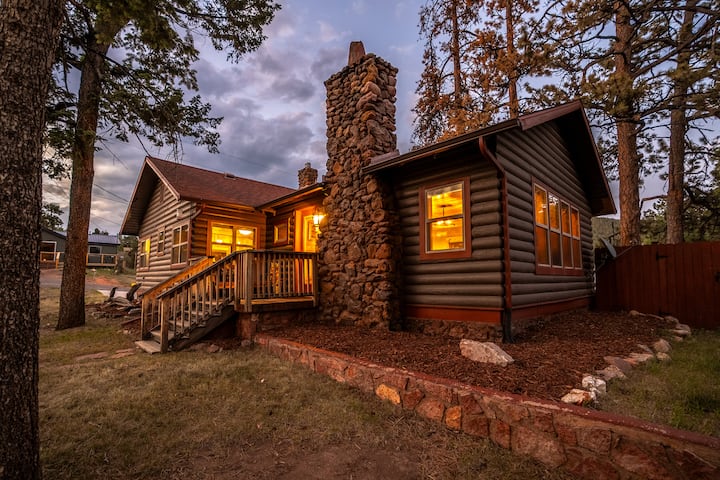 Dog-friendly 1930s Historic Cabin - Downtown - Woodland Park