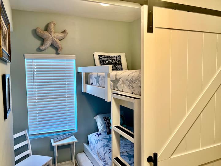 פינה נעימה עם דלת אסם היא למעשה חדר שינה שלישי - מושלם לשני או שלושה ילדים 