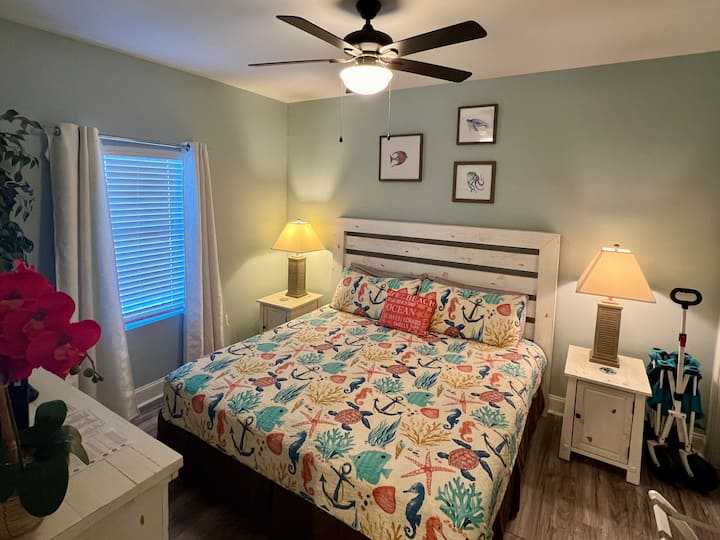 מיטת קינג סייז וריצוף מעודכן הופכים את חדר השינה השני למקום מפלט מושלם