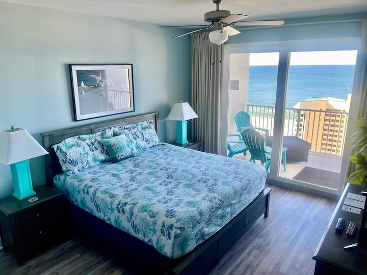 מתעוררים כל בוקר לנוף של האוקיינוס הכחול מהמיטה בגודל קינג סייז