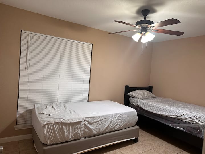 Quiet Hide Away Room_suite B - Stafford, TX