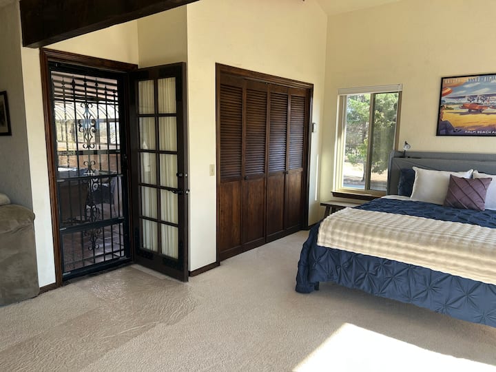 Მთავარი საძინებელი დიდი ზომის საწოლით.  საბორტო პანელი შეიცავს დამტენ სადგურებს.  სოლარიუმში შესასვლელი.