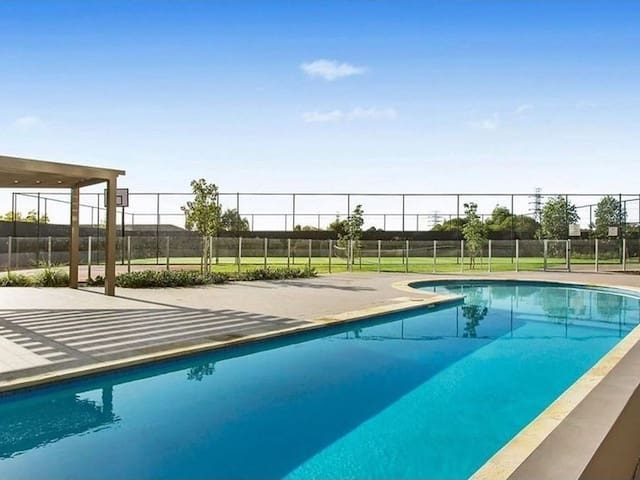 D近Olympic Park四房6床公寓 近火车站免费停车位 游泳池 健身房 篮球场