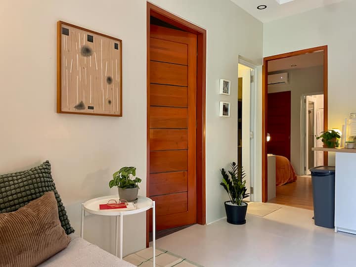 Basic 2br Apartment, Parking, 1 Min Walk To Beach - San Fernando