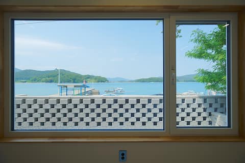A house where you can see the sea from anywhere in the house
'Don Island'
# Ocean view # Private # F