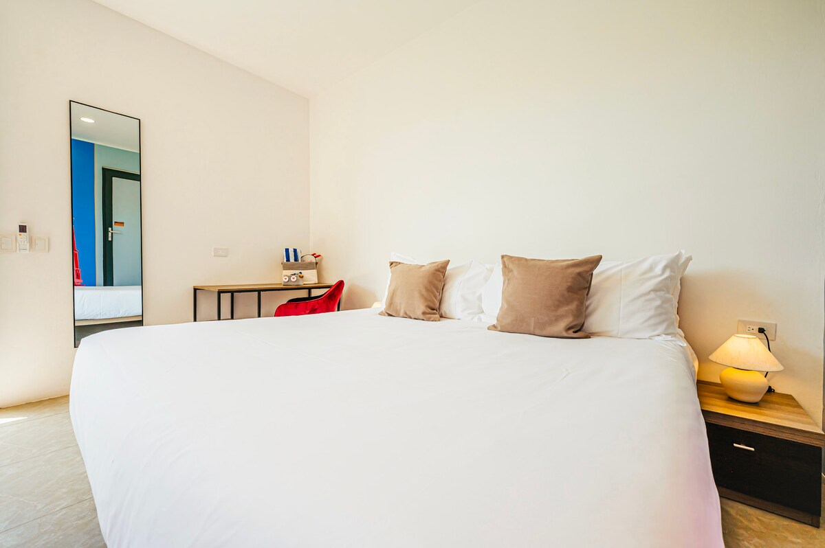 Deze loft heeft een kingsize bed met premium lakens en een 12-laags matras.