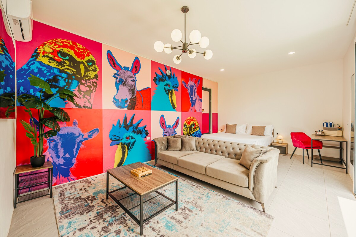 Deze loft gebruikt ons Aruban Animals-thema, een van de negen op eilanden geïnspireerde ontwerpen in ons hotel. Een XL-bank, een kingsize bed met een 12-laags matras en een eenvoudige werkruimte houden de kamer open, modern en gemakkelijk om van te genieten.