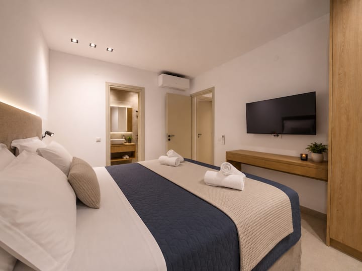 Lower Floor - Bedroom 5 – Queen-size bed with private ensuite bathroom, offering additional privacy away from the main living areas.