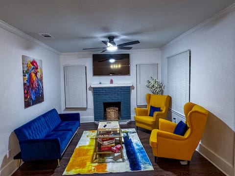 Top performing Airbnb: Spacious Group Getaway · Sleeps 10 · Fast WiFi in V.M. Ybor