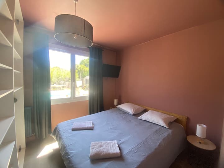 ოთახი პირველ სართულზე